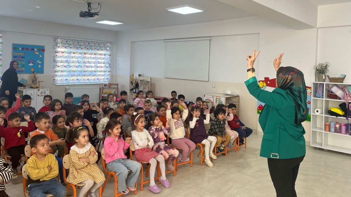 Dilimizin Zenginlikleri Projesi Kapsamında Sevgili Yazarımız Nadide Düşünmez 'in Okulumuza Ziyareti 